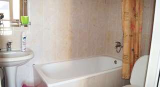 Гостиница Krokus Guest House Адлер Стандартный двухместный номер с 2 отдельными кроватями-4